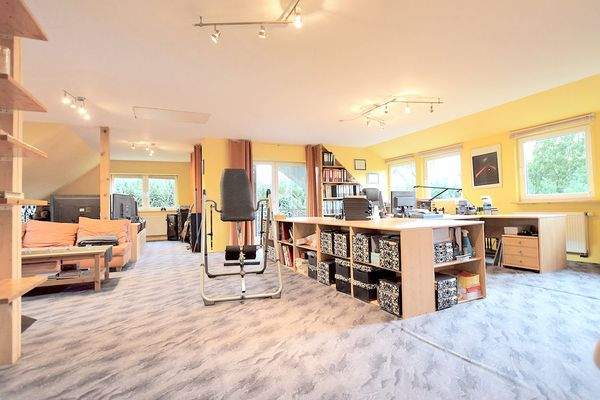 Das 2003 neu errichtete Dachgeschoss bietet einen großen Raum ...