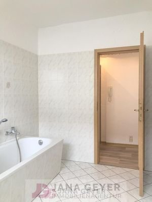 Tageslichtbad mit Wanne