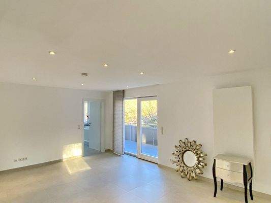 Wohn-/Esszimmer mit Zugang zum Balkon