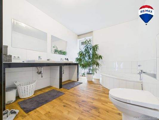 REMAX Immobilien DeLux Einfamilienhau Badezimmer Neunkirchen Mark Borowicz