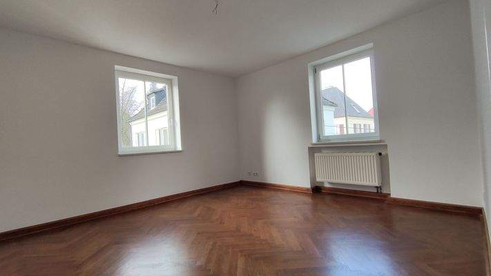 Leeres Zimmer mit Holzfußboden