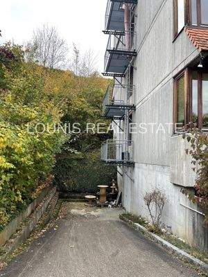 Feuertreppe und Kellerzufahrt