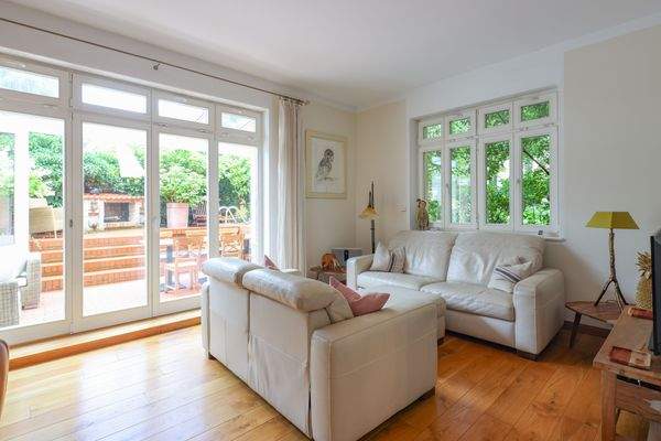 Wohnzimmer mit Terrassenzugang2.jpg