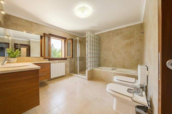 Elegantes Badezimmer mit Badewanne, Bidet und Tageslicht in der Finca bei Alcúdia