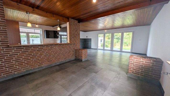 Esszimmer mit Blick ins Wohnzimmer