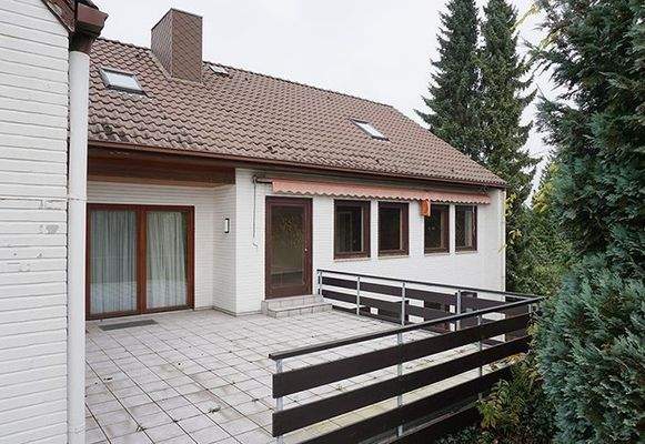 die ca. 35 m² große Terrasse auf der Garage
