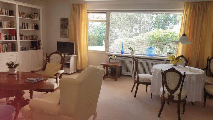 großzügiges Wohnzimmer mit Bli