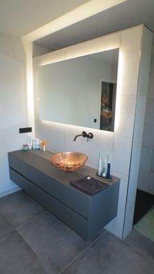 Waschtisch mit Kupferblättchenwaschbecken.JPG