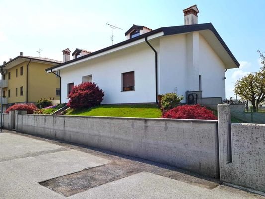 Haus in Udine mit schönem Garten und Garage