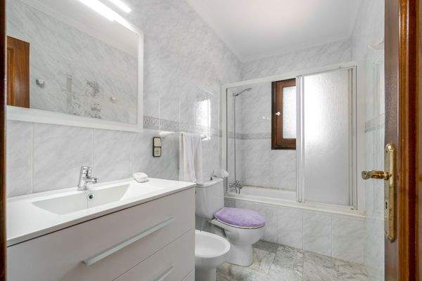 Eines von 4 Badezimmern