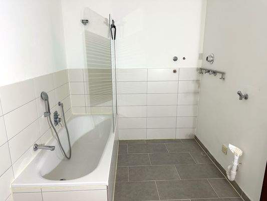 Badewanne mit Glasabtrennung