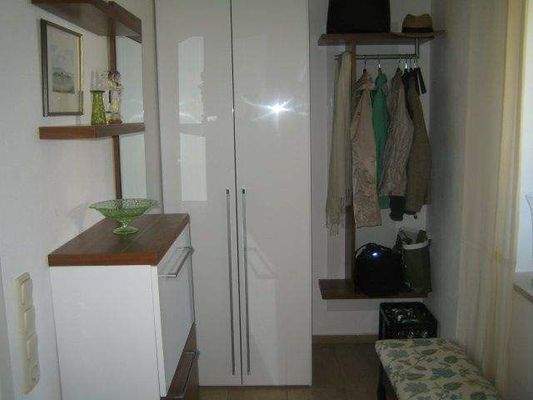 großer Garderobenbereich im Eingang ( Bild alt)