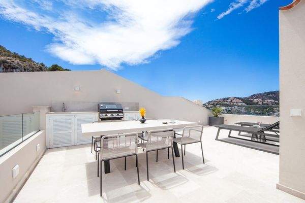Stadthaus mit Blick auf den Hafen und den Sonnenuntergang in Puerto Andratx