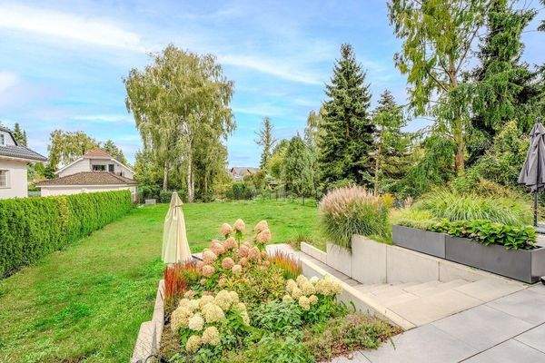 Gartenzugang über Ost-Süd-Terrasse 