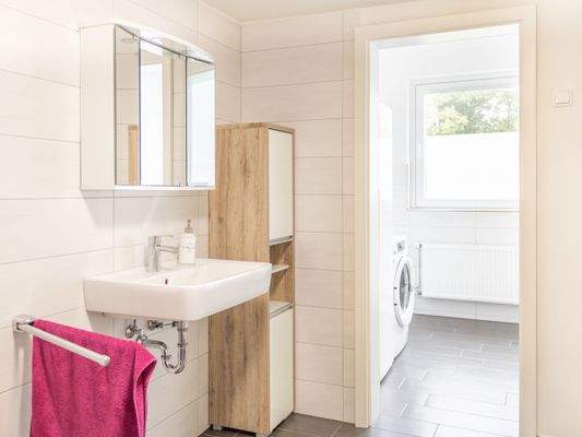 Badezimmer im Erdgeschoss mit Zugang zum Hauswirtschaftsraum 