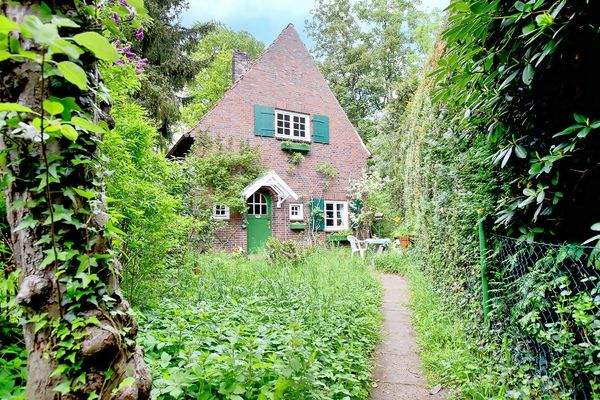 An der rückwärtigen Grundstücksgrenze steht ein derzeit vermietetes Gärtnerhaus