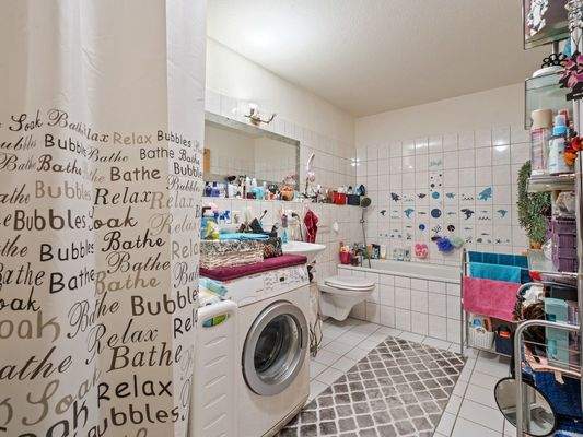 Badezimmer mit Wanne und Dusche