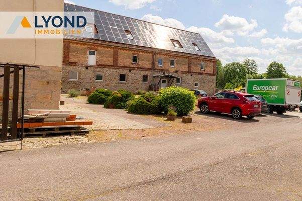 Nebengebäude mit Wohnungen