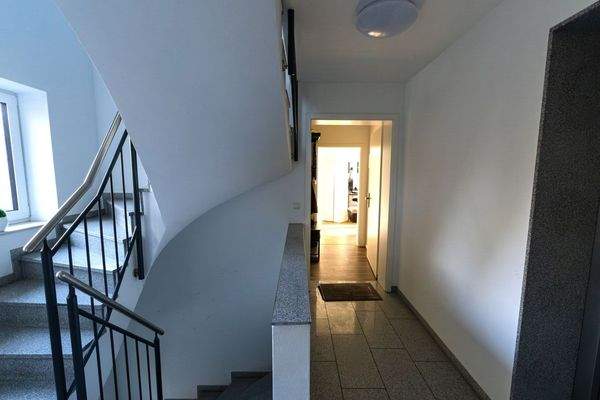 2 - Treppenhaus mit Aufzug