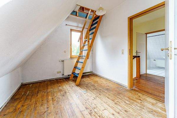 Durchgangszimmer mit Bodentreppe