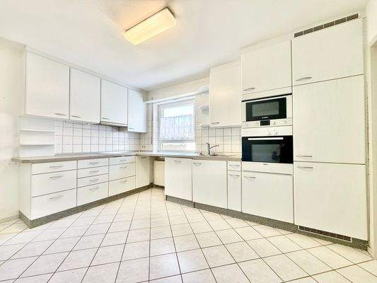 EG: Küche mit angrenzender Speisekammer