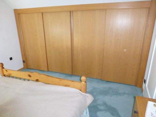 und großer Einbauschrank