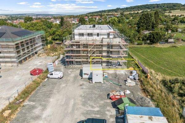 Drohnenansicht Stellplatzbereich vor dem Haus