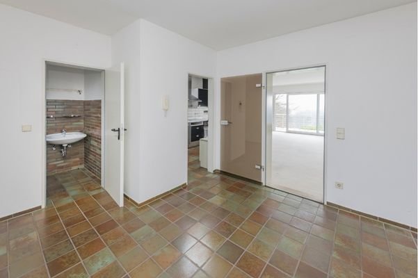 Flur Ansicht zum Gäste WC und Wohnbereich