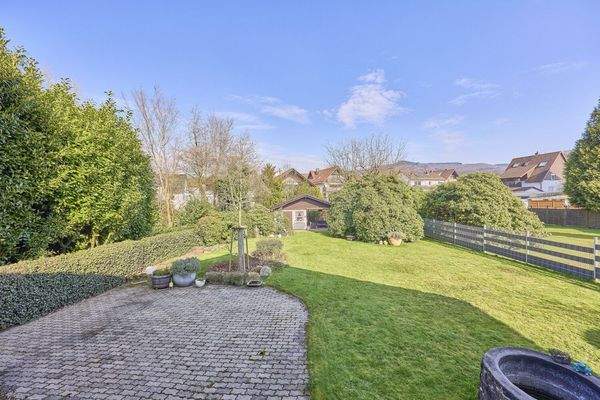 Blick über das Grundstück vom Wohnhaus