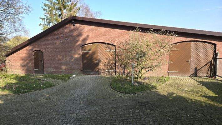 Massives Stallgebäude