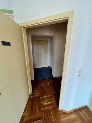 vom rechten Raum geradezu WC.jpg