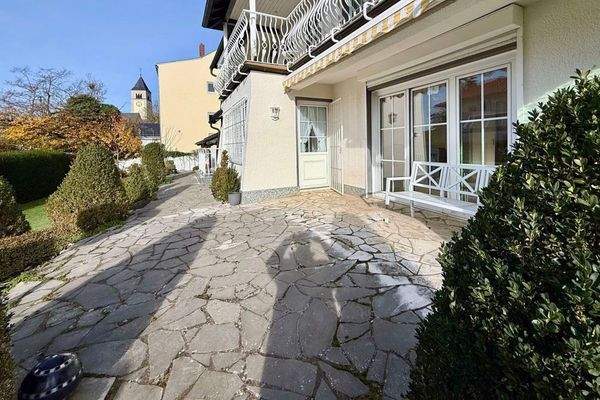 Große Terrasse mit Gartenzugang