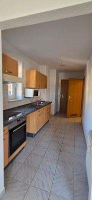 Breiter Eingangsbereich, mit Diele, integrierter Küchenzeile und Badzugang 