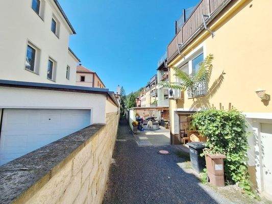 der kleine Weg zur Hofseite