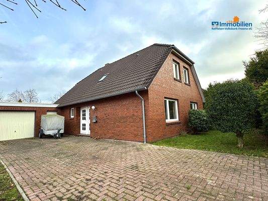 Hausansicht mit Blick auf die Auffahrt und die Garage von der Straßenseite