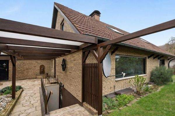 Seitenansicht mit Kellerzugang