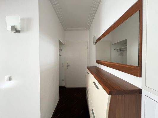 Eingang mit integrierter Garderobe