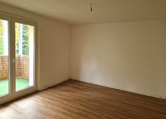 Wohnzimmer mit Balkon.jpg