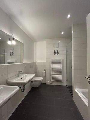 Bad mit Wanne/Dusche/WC