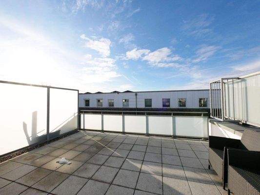 Große, sonnige Dachterrasse