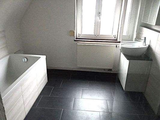 Bad OG mit Wanne und Dusche