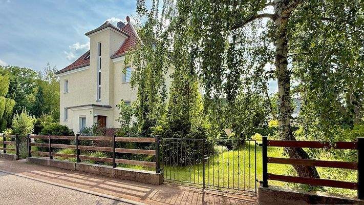 Zufahrt und Straßenansicht