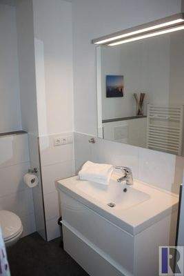 Duschbad mit großem Spiegel