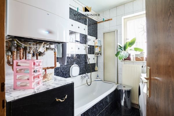 Tageslichtbad mit Badewanne