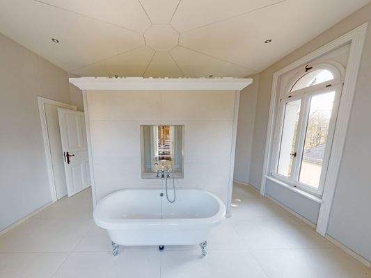 und freistehender Badewanne