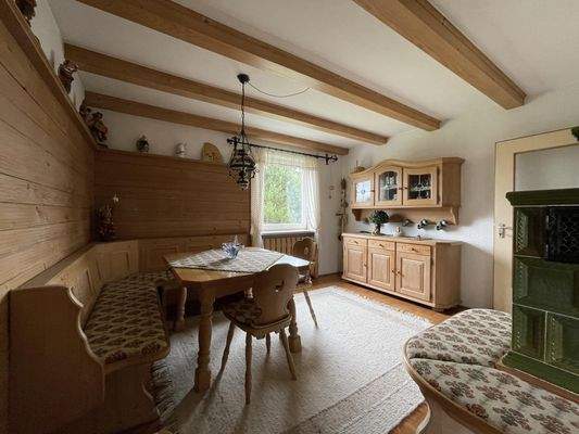 Esszimmer mit Kachelofen