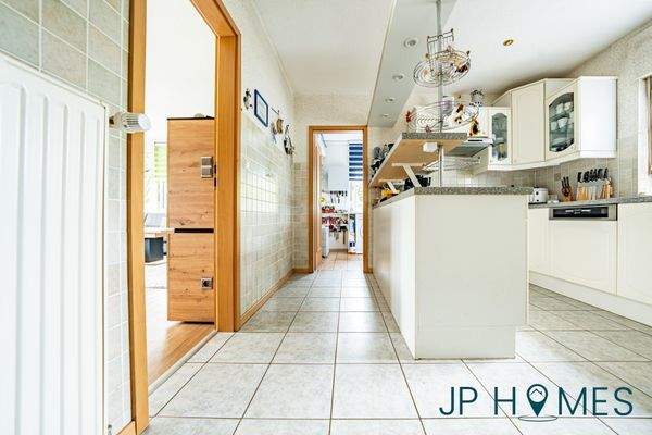 halboffene Küche / Zugang zum Wohnzimmer und HWR