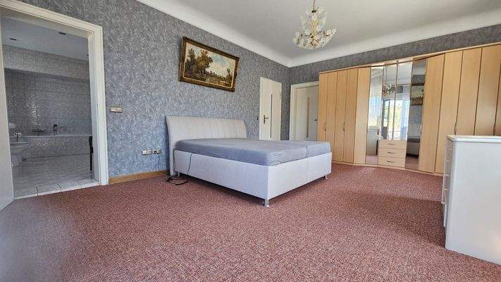 Schlafzimmer mit Badezimmer OG