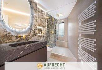 luxuriöses Tageslicht-Badezimmer