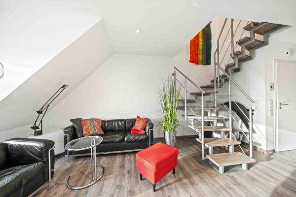 Wohnbereich mit Treppe zum Spitzboden